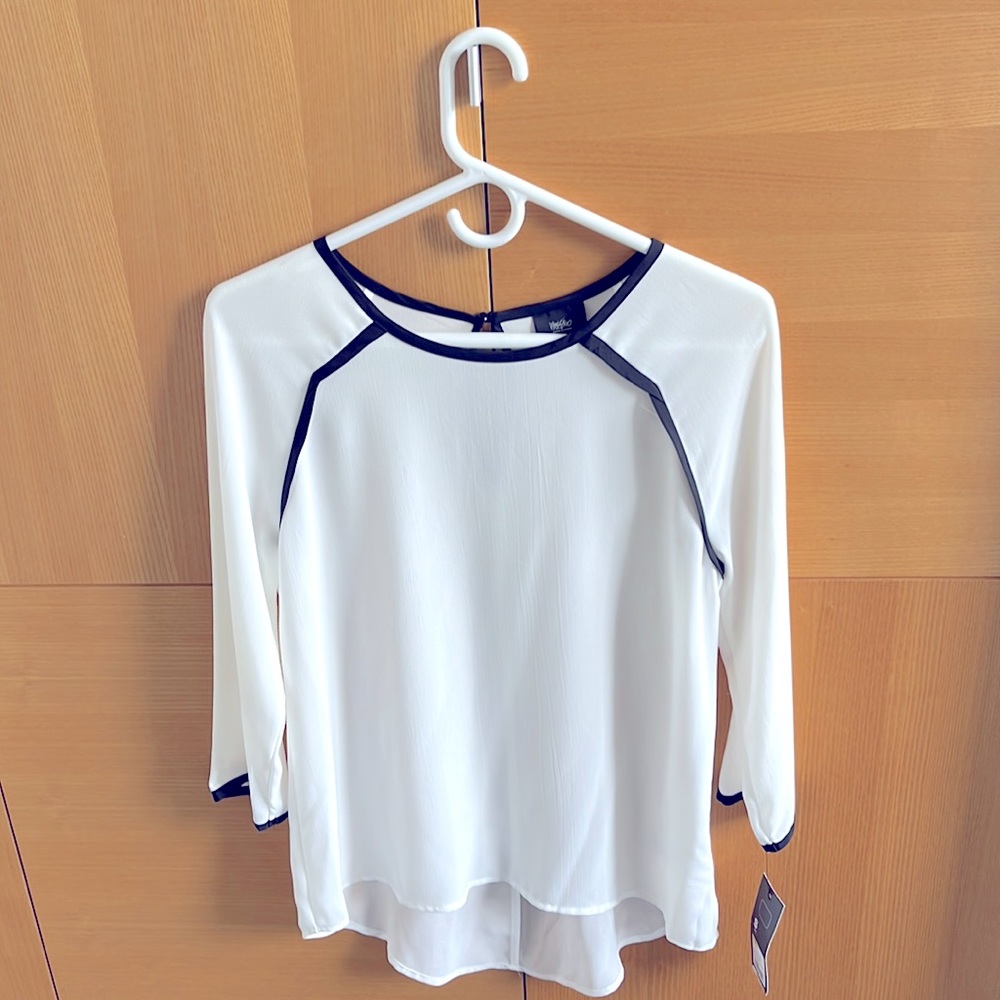 MASSIMO. NWT.  Women’s Minimalist Blouse